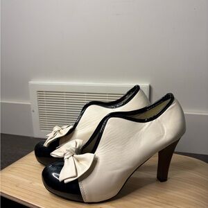 Elegant Black and Cream Heels with Bow Detail